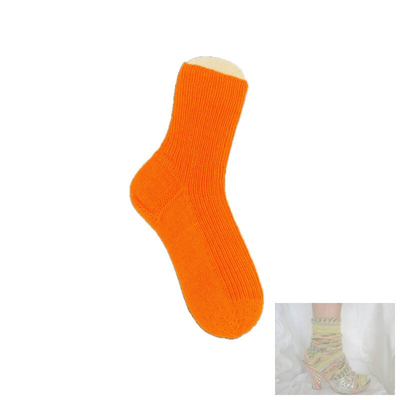 Handgestrickte Socken aus Opal Uni Neonorange – Größe 42/43